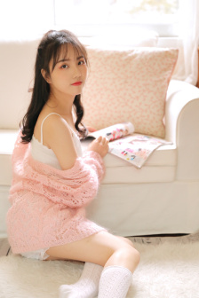 和妈妈在家里做运动的